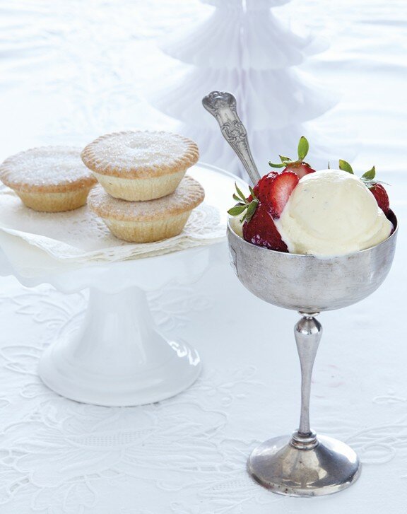 Mince pies with eggnog ice cream